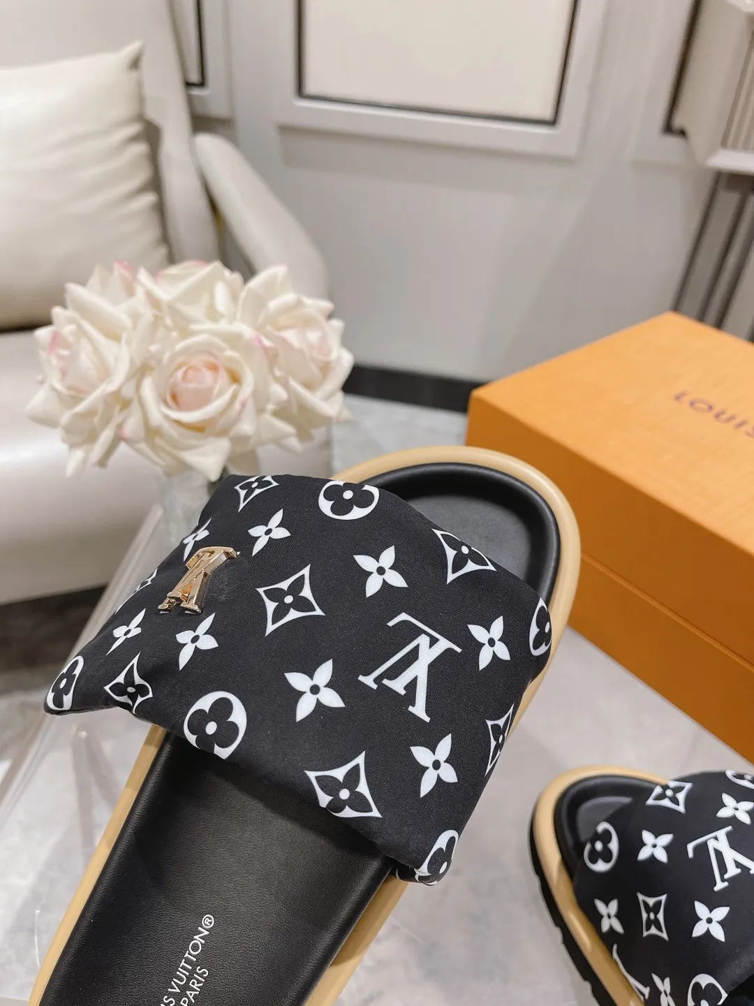 👟👟Ex-factory price 360👟👟 Lvjia brand | ²⁰²5 𝐬𝐬 💛2025 spring and summer latest popular Velcro series...Couple style thick-soled slippers, new rare products at the purchasing level💫 🍒This style is the favorite of celebrities🌟big internet celebrities. A simple and elegant sandal. A good style that you can't take your eyes off at a glance! The thick sole has the effect of increasing the height of the feet. It has the function of elongating the legs immediately. It is exquisite and low-key luxury✔️ No matter it is paired with skirts or trousers, it is super aura🛍 ━━━━━ ЅᏇєєt ━━━━━ ▪️Upper: LV old floral fabric ▪️Outsole: original molded outsole ▪️Shoe size: 35-45
